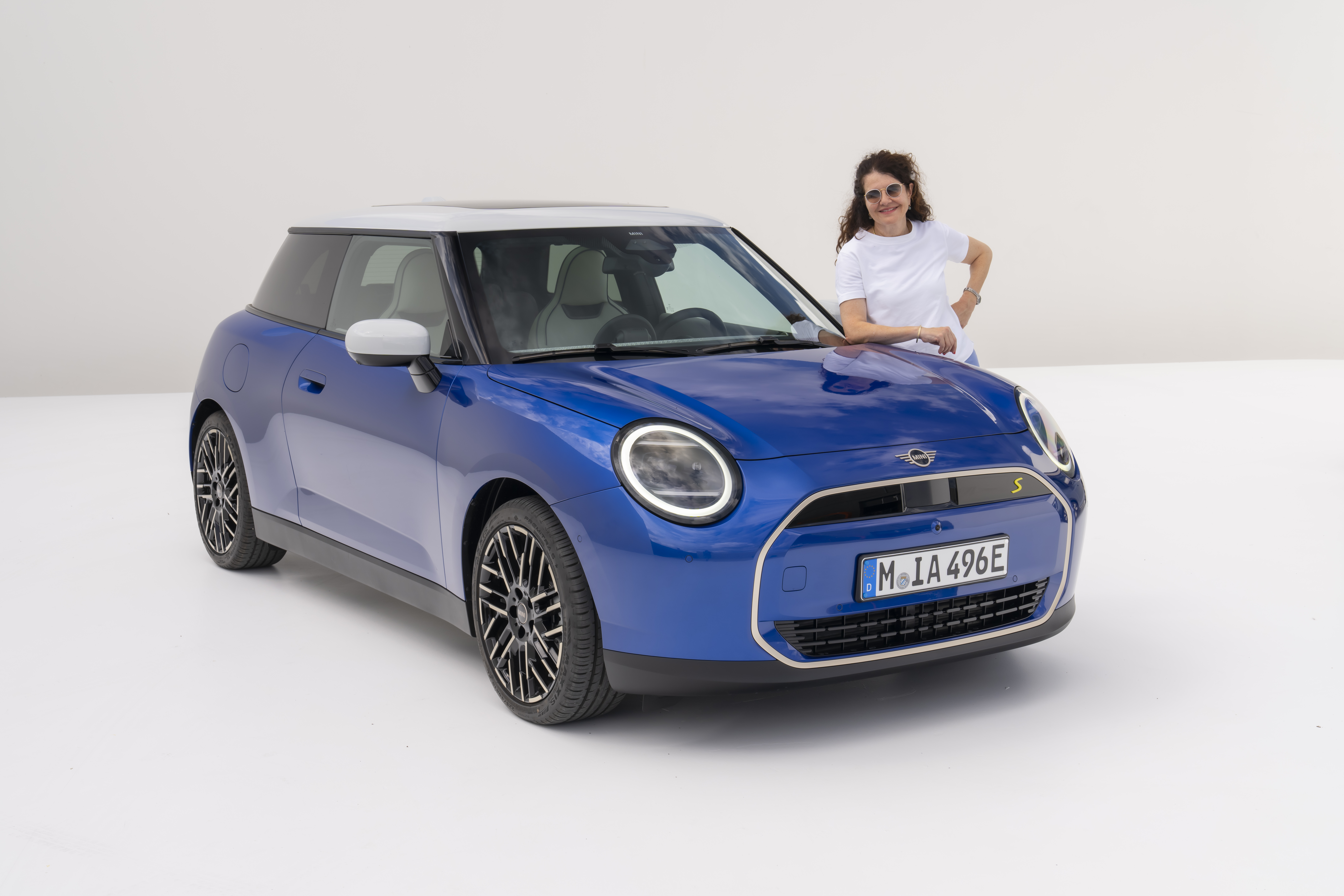 Stefanie Wurst, Head of MINI, and the MINI Cooper SE(09/2023)
